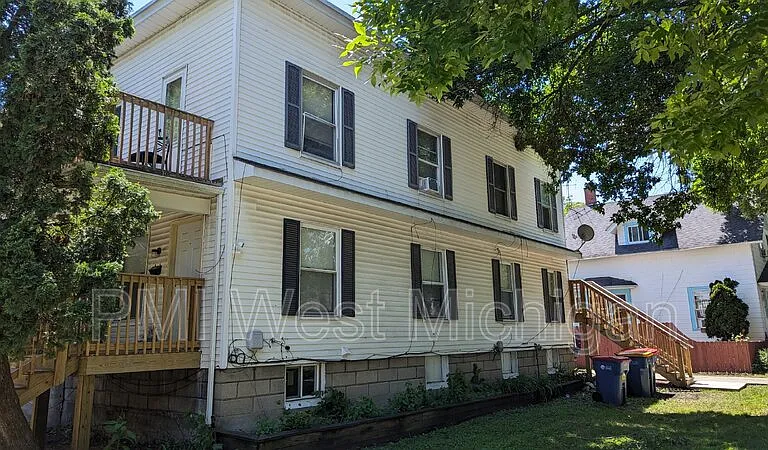 1051 Pine Ave NW — Photo 4