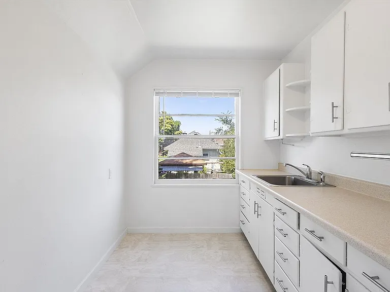 2149 Santa Clara Ave F - 1 bedroom | 1 bath — Photo 7