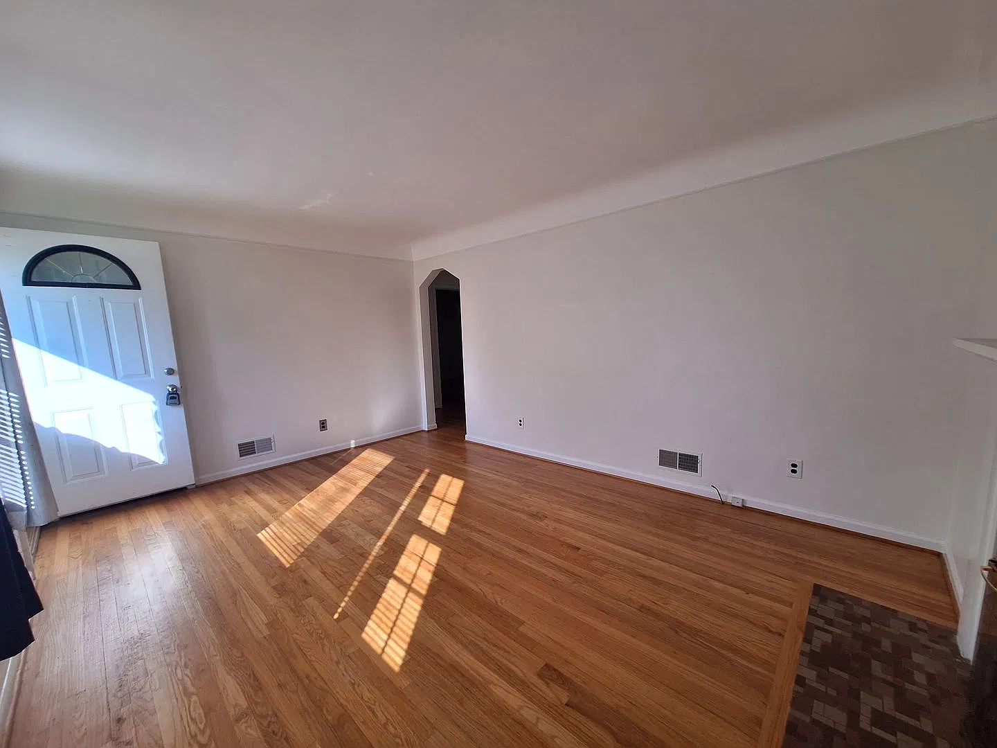 Charming 2 bedroom brick ranch — Photo 4