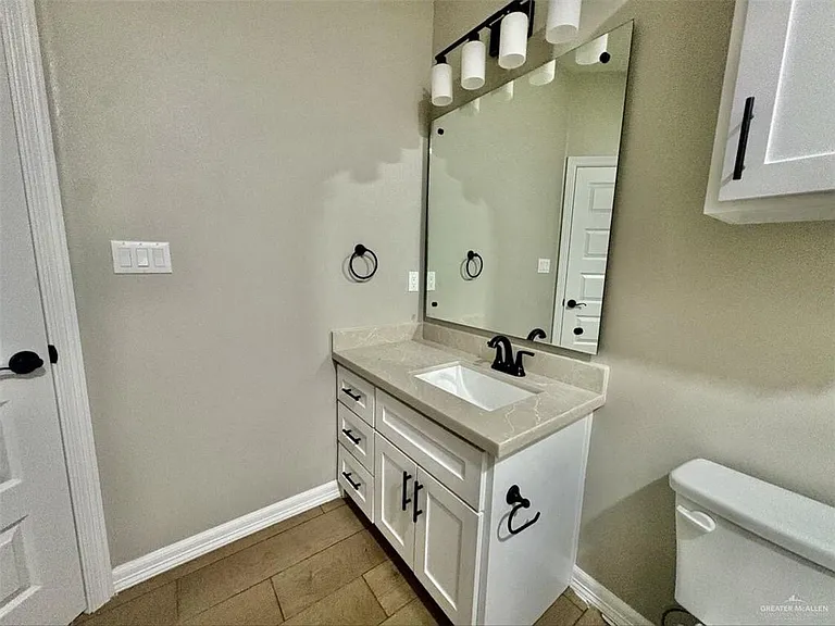 913 W 13th St #1 — Photo 9