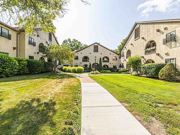 4th image of 42160 Woodward Ave Unit 40