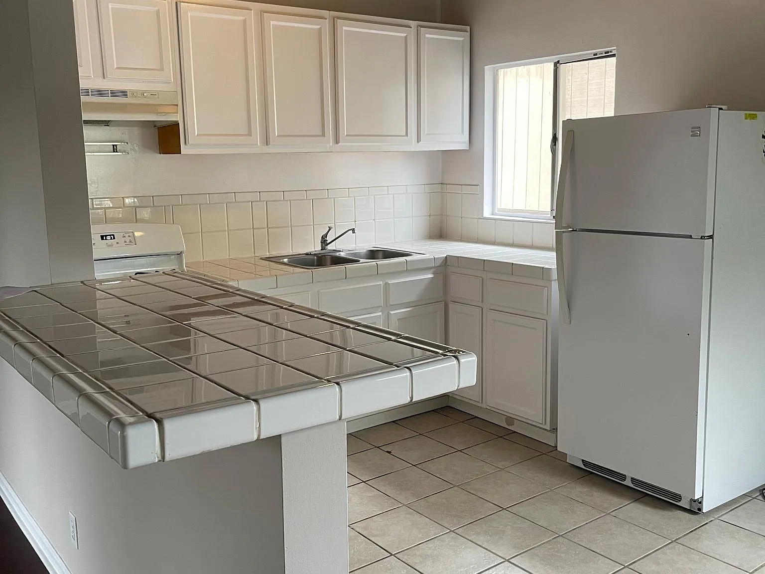 2604 Montrose Ave — Photo 4