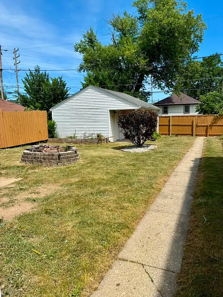 3 bed, 920 sqft, $1,500 — Photo 3