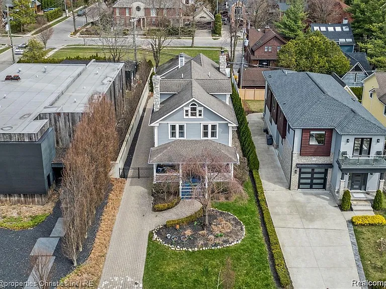 731 S Bates St — Photo 4
