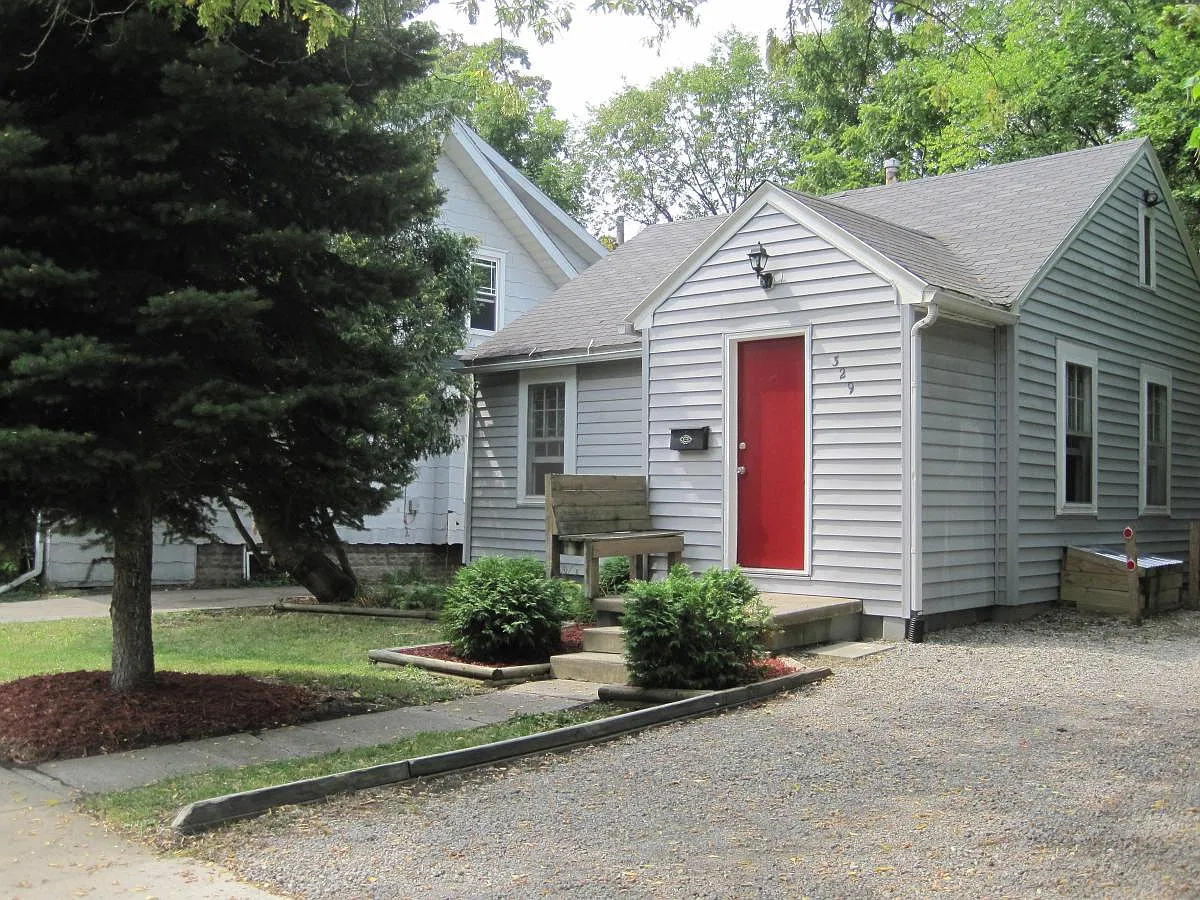 329 Center St — Photo 2