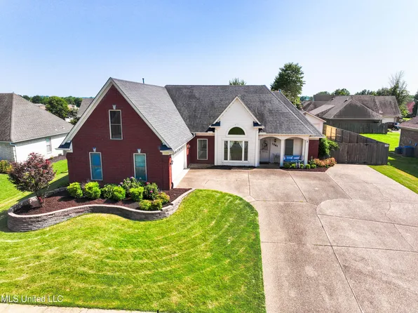 1581 Crossing Dr, Horn Lake, MS 38637