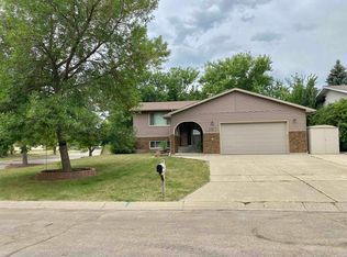 2124 Academy Rd, Minot, ND 58703