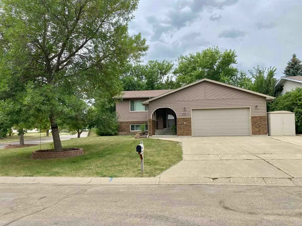 2124 Academy Rd, Minot, ND 58703