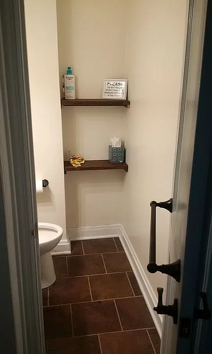 Main floor 1/2 bath