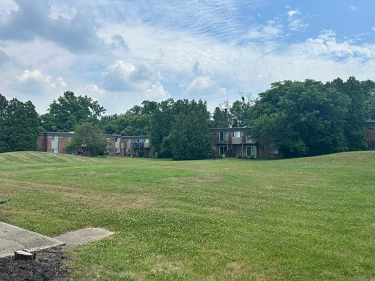 Anderson Square Apartments — Photo 14