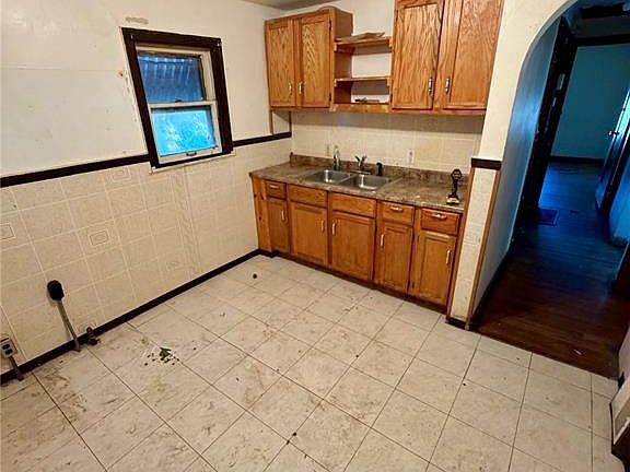 5th image of 6036 Margaretta Ave