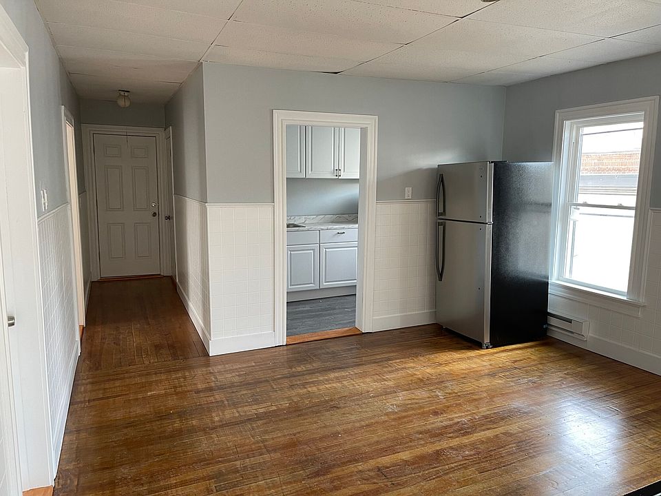 2nd image of 19 Pattison St #3