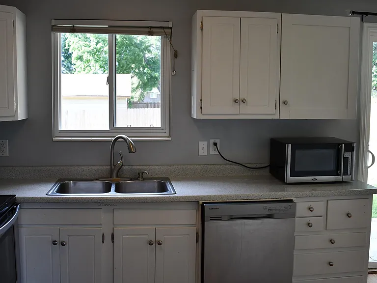 563 E Hilo St — Photo 14