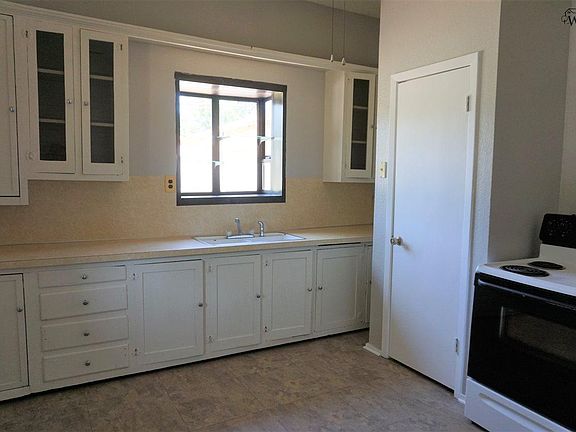 5th image of 501 E 4th St