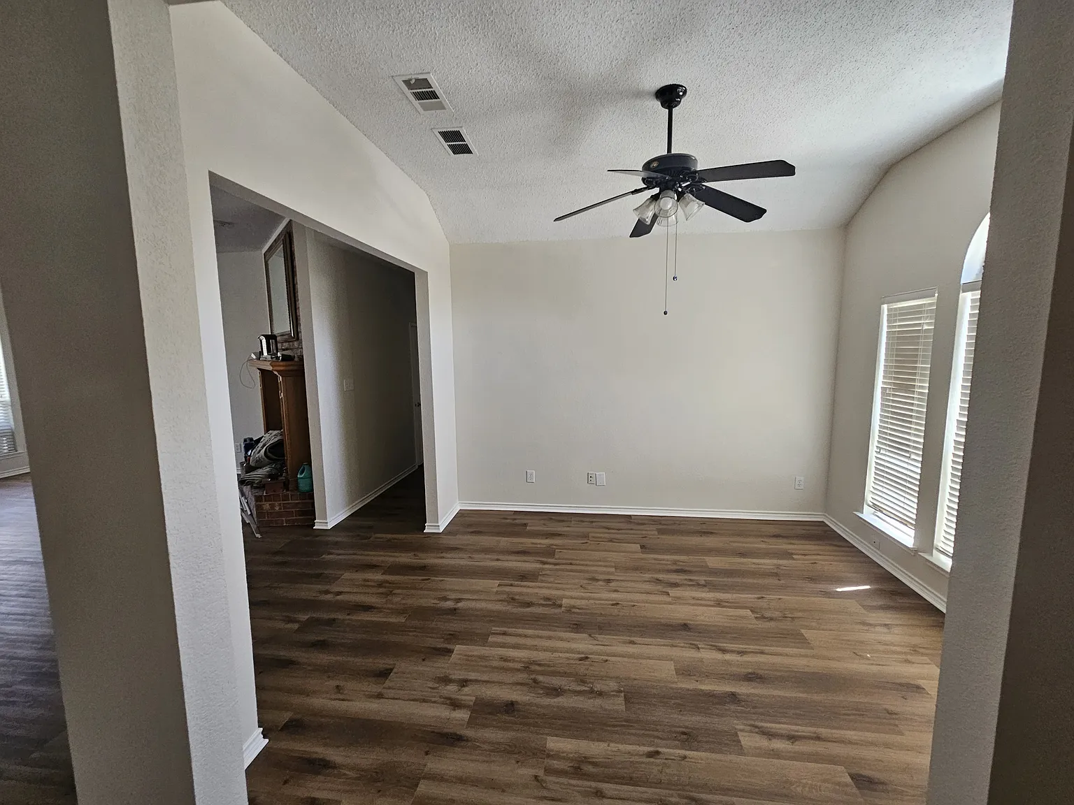4 bed, 2350 sqft, $2,550 — Photo 2