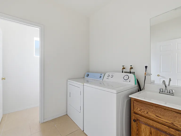 512 W Brown St — Photo 8