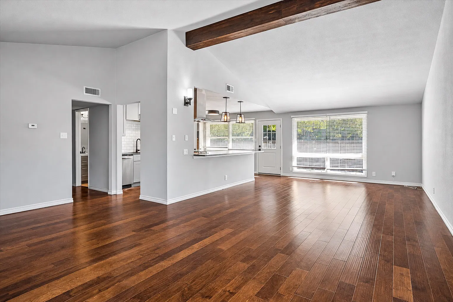 4 bed, 1966 sqft, $3,150 — Photo 3