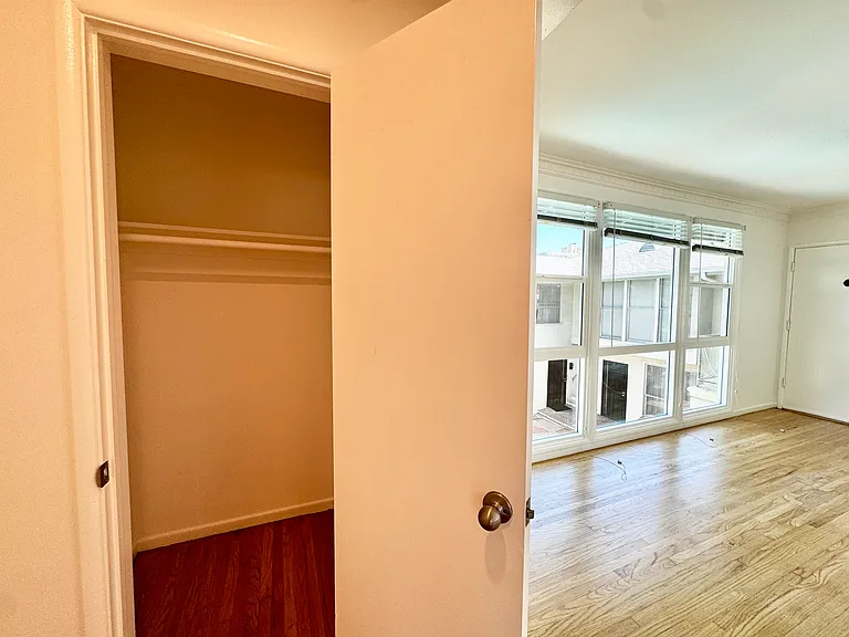 1266 N Laurel Ave #11 — Photo 14