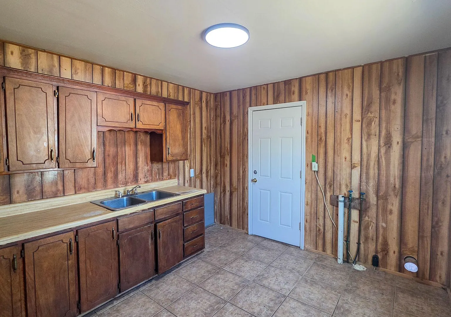 903 N Virginia 2 Bed / 1 Bath $900/month — Photo 3