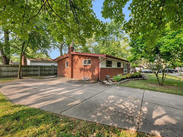 24240 Beverly St — Photo 31