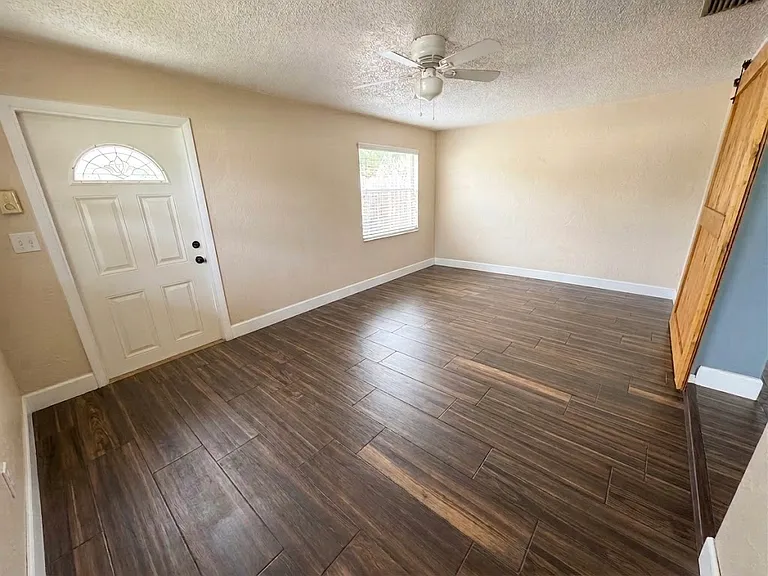 3409 Cambridge Dr — Photo 2