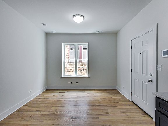 3rd image of 815 S Carpenter St #2R