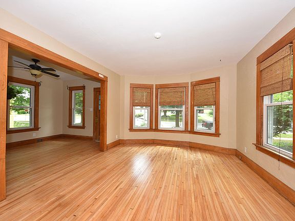 4th image of 812 East Broadway