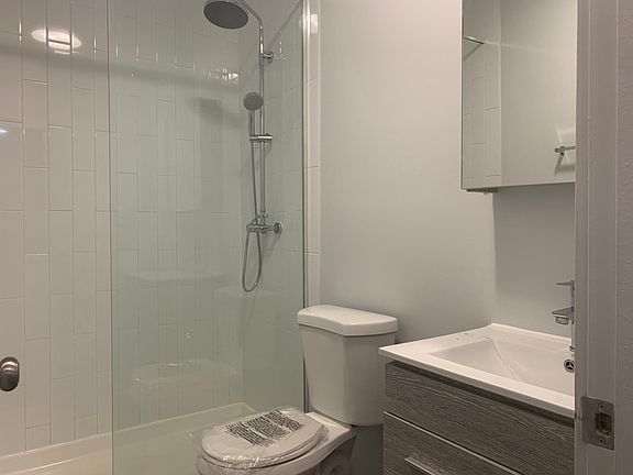 3rd image of 5719 N Winthrop Ave #612