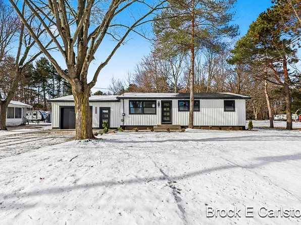 945 N Van Eyck St, Muskegon, MI 49442