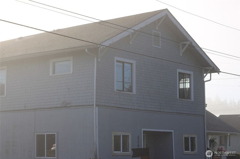 2nd image of 626 Monroe St