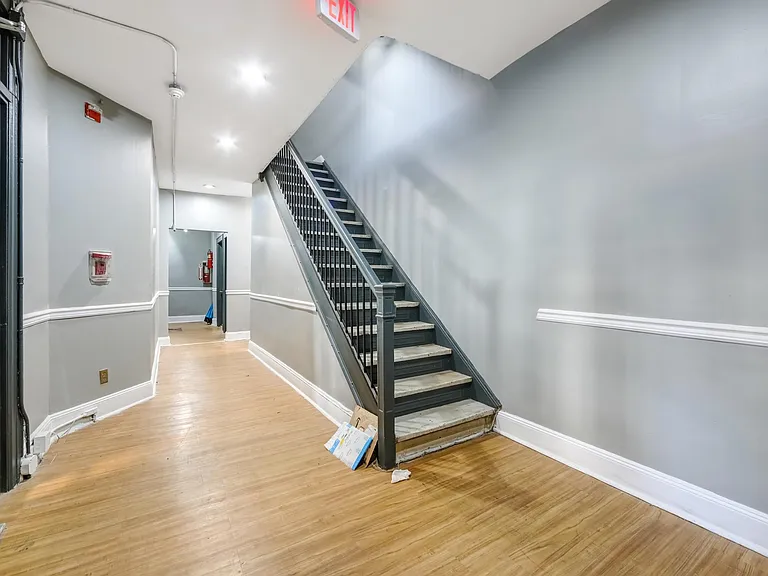 102 Genessee Ave — Photo 17