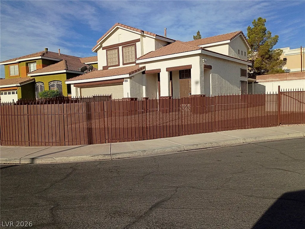 3 bed, 2.5 bath, 1702 sqft, $1,895 — Photo 2