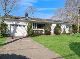13 Head Of Cove Rd, Hampton Bays, NY 11946