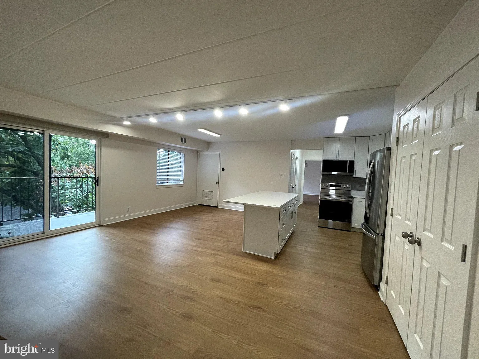 2 bed, 2.0 bath, 1044 sqft, $2,499 — Photo 2