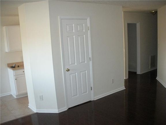3rd image of 4922 Elliott Ave