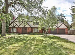 9 Esternay Ln, Pittsford, NY 14534