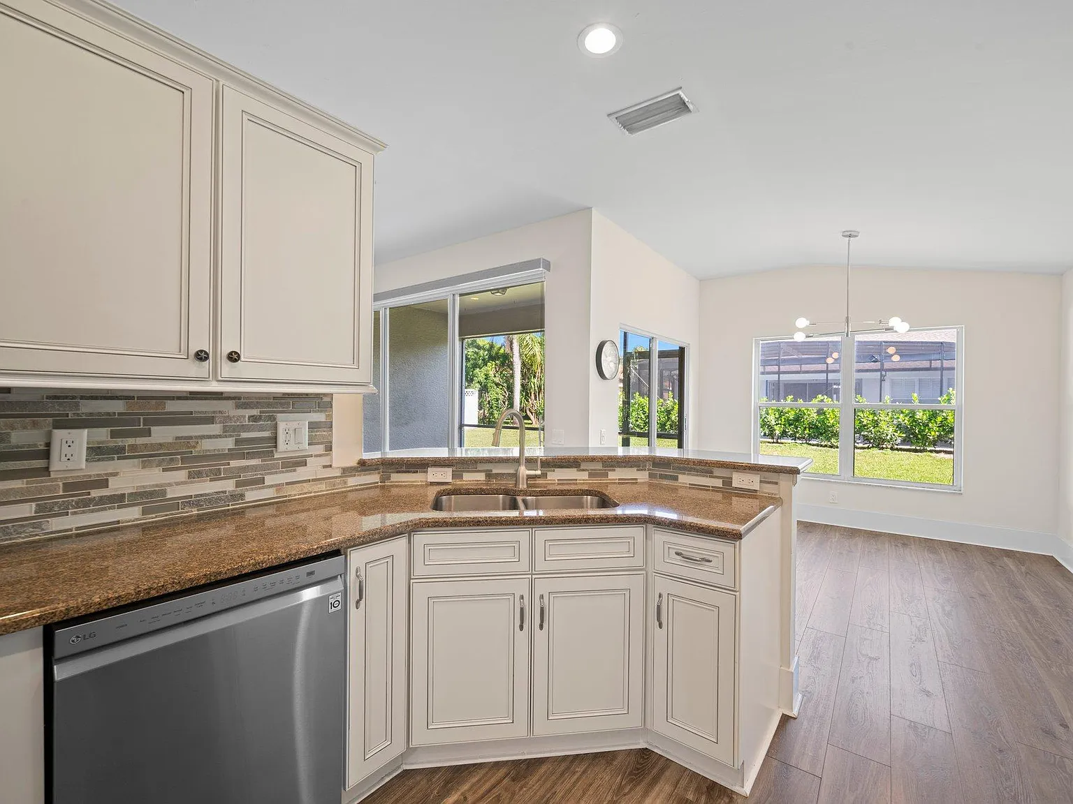 3 bed, 1565 sqft, $2,800 — Photo 4