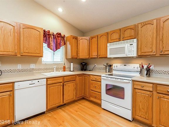 5th image of 1845 SE Prairie Creek Dr