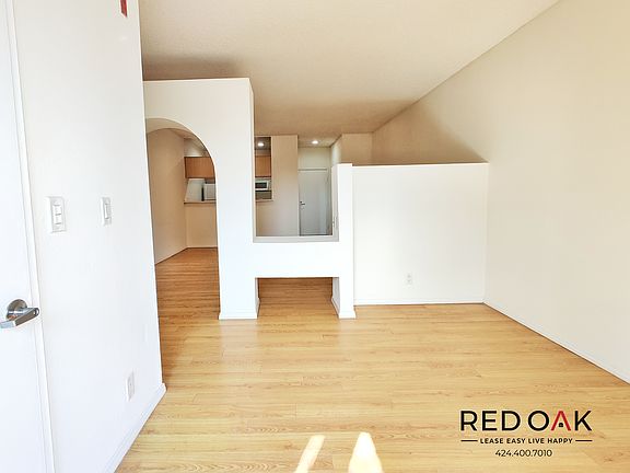 4th image of 11225 Morrison St #203