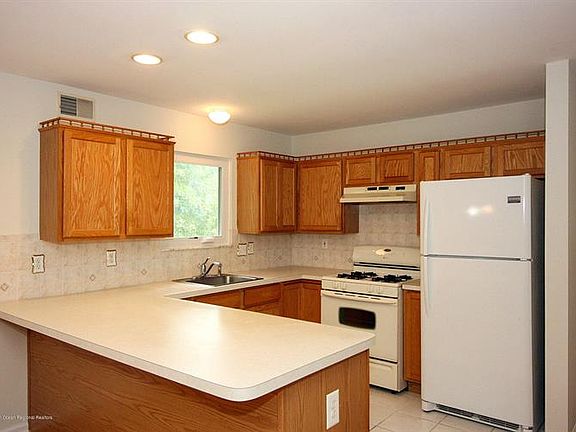 5th image of 1468 Petunia Way S