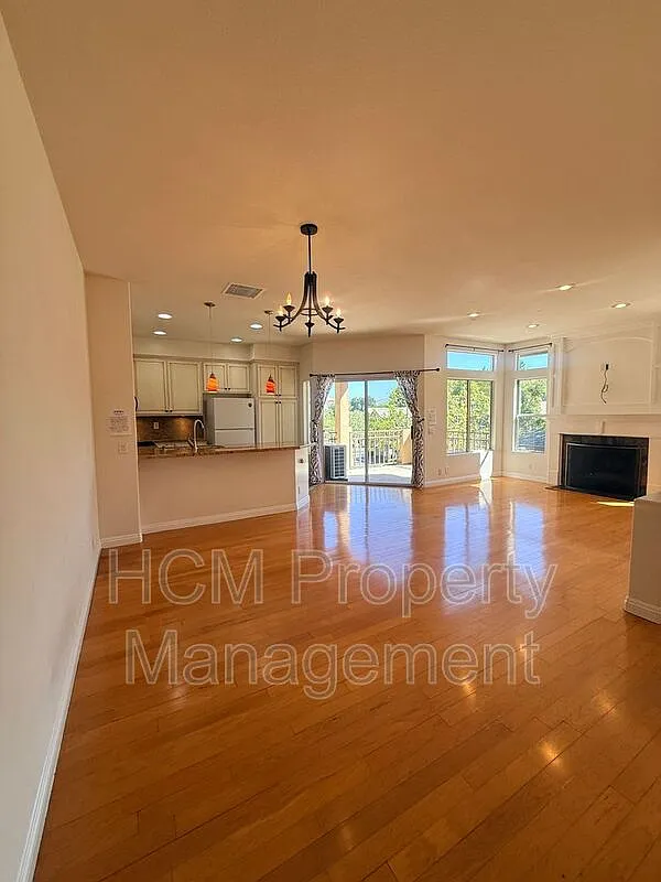 2 bed, 2.0 bath, 1046 sqft, $3,195 — Photo 4