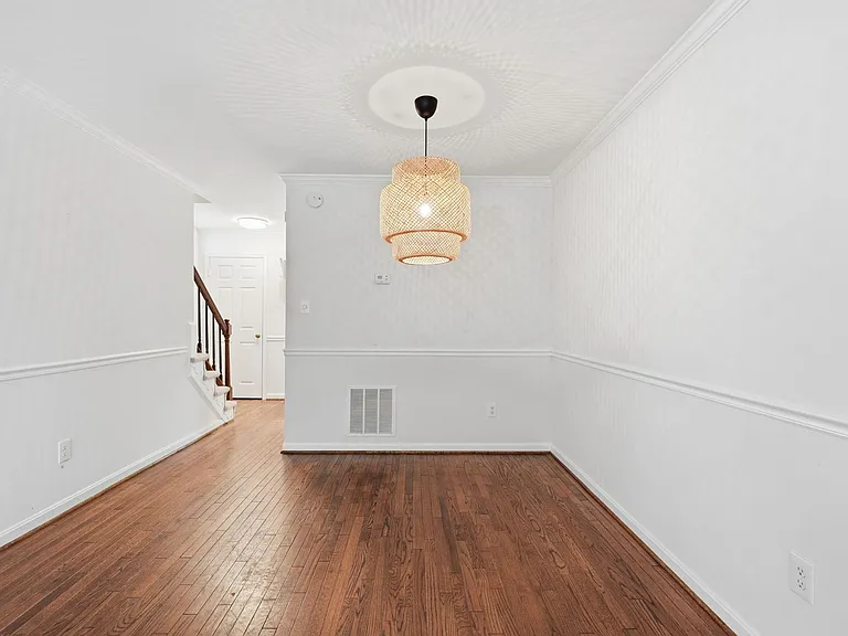 541 Colecroft Ct — Photo 6