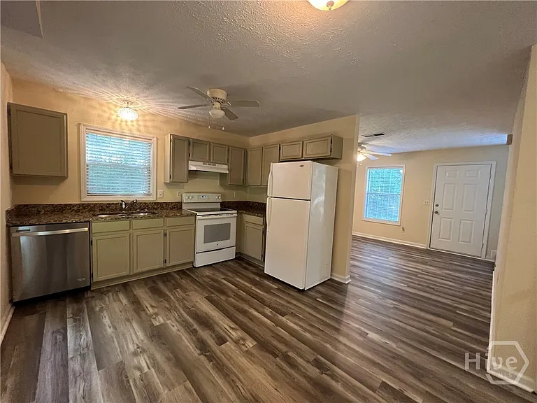 112 White Ter — Photo 3