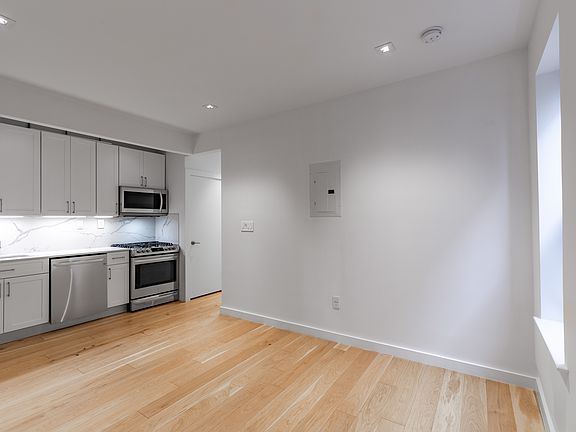 4th image of 370 Montgomery St APT 3