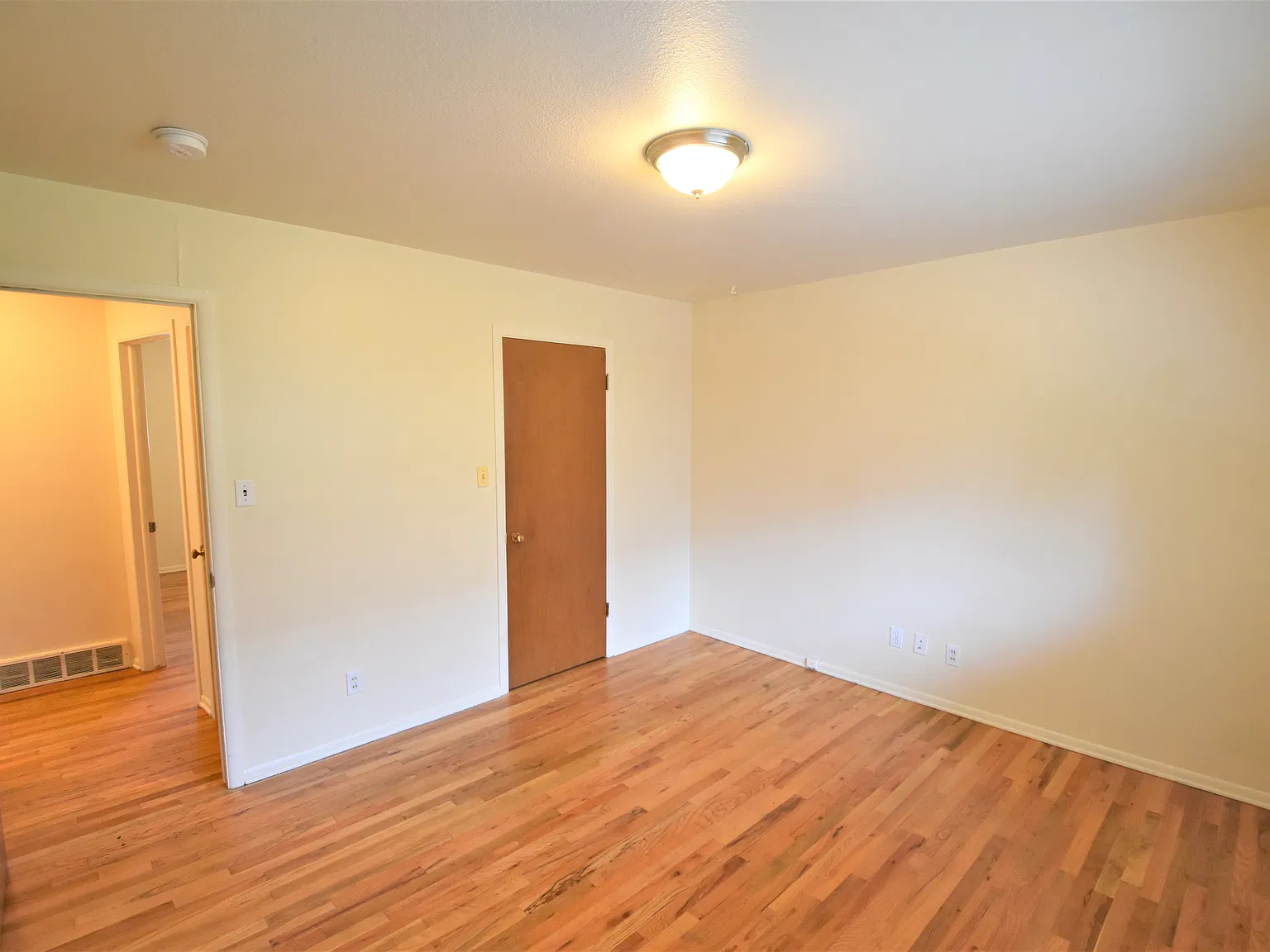 2 bed, 950 sqft, $2,890 — Photo 4