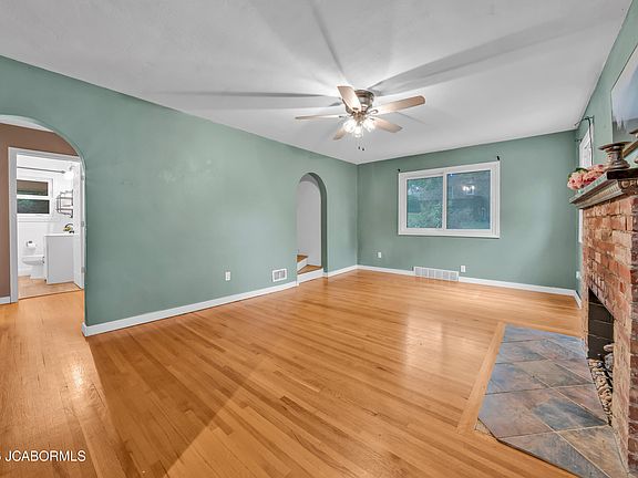 3rd image of 1527 Hayselton Dr