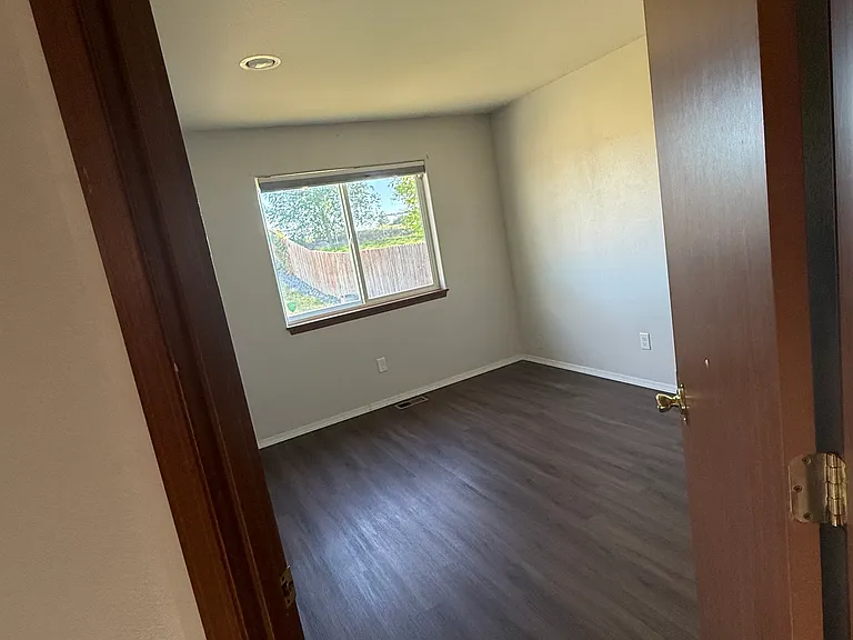 216 Deangela Dr — Photo 5