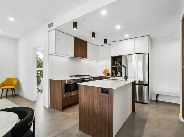 623 Kemsley Ave #206, Coquitlam, BC V3J 3Z4