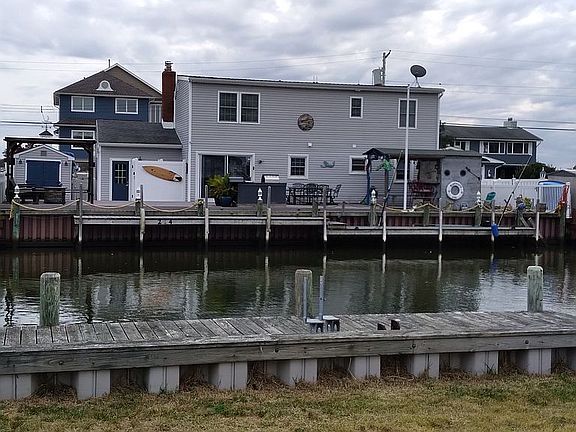 3rd image of 214 Bay Stream Dr