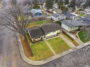 2 Porteous Cres, Saskatoon, SK S7J2S8